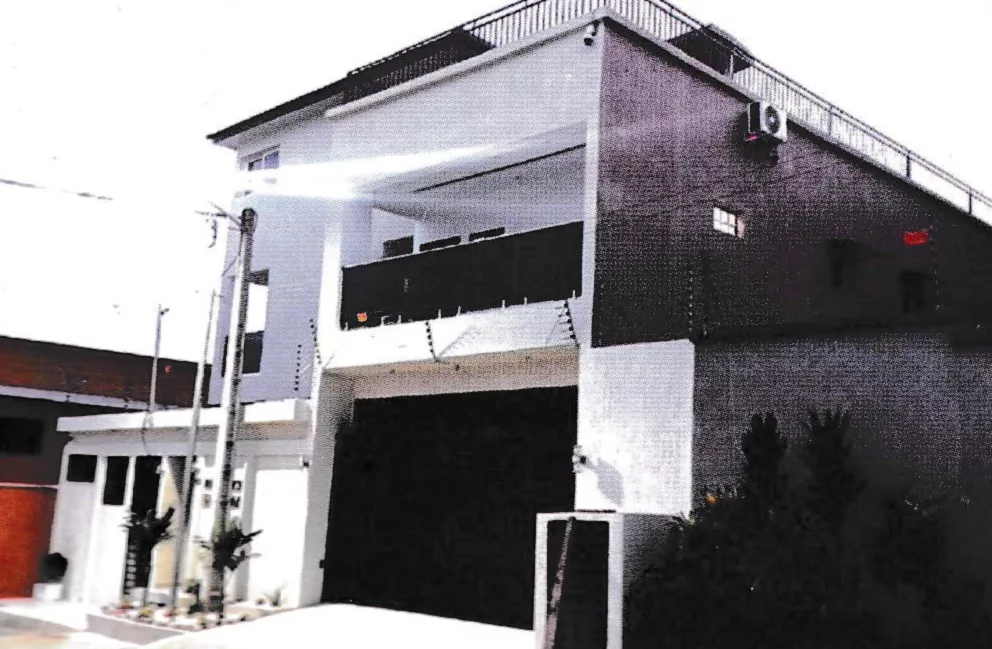 Immeuble à étage achevé, façade blanche et grise